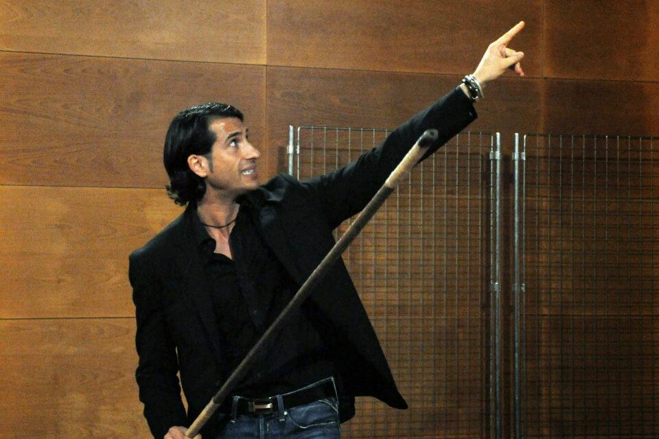 Santiago Tejedor durante una conferencia, señalando al cielo con el brazo